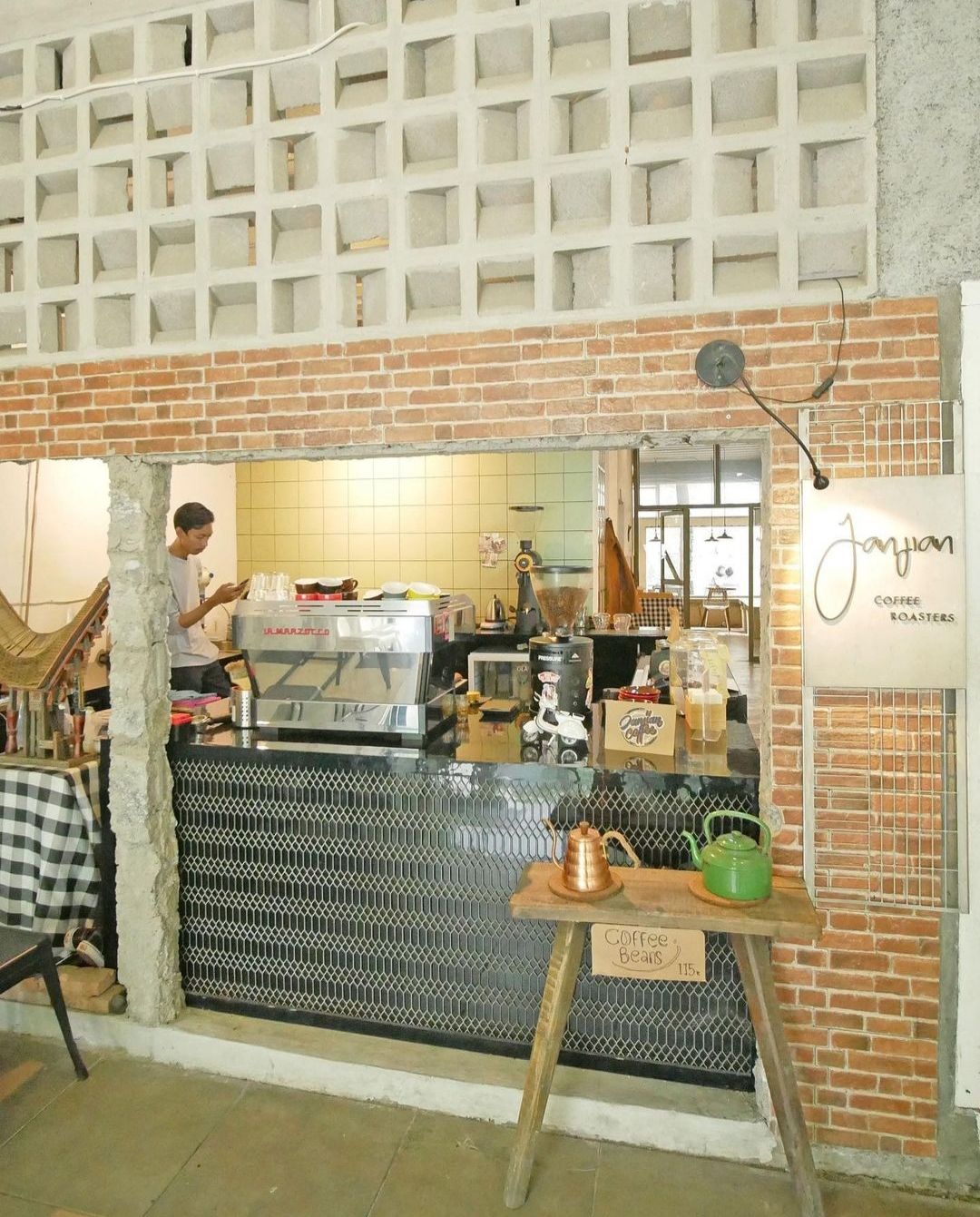 Pentingnya wifi saat kamu membangun ide usaha coffee shop. Dapat menarik pelanggan dan memberikan beberapa keuntungan ini!