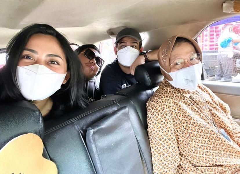 Ikut turun tangan langsung salurkan donasi untuk korban banjir di NTT, berikut potret kebersamaan Rachel Vennya bersama Mensos Tri Risma Harini...
