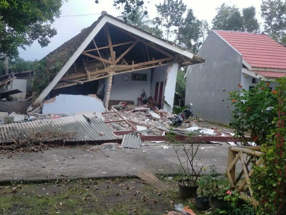 Badan Nasional Penanggulangan Bencana mencatat sampai Minggu, terhitung ada 2.848 unit rumah rusak akibat gempa yang mengguncang Jawa Timur