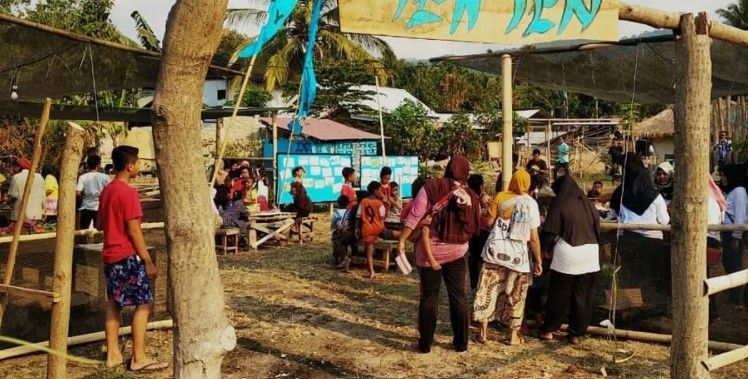 Wadah yang berperan penting sebagai perantara bantuan saat bencana adalah komunitas daerah. Parapuan berbincang dengan Komunitas Pasir Putih Pemenang.