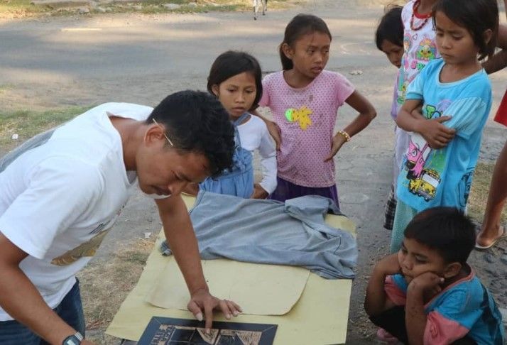 Trauma pasti menyisa bagi anak-anak korban bencana. Komunitas Pasir Putih Pemenang berbincang mengenai seni sebagai trauma healing untuk anak-anak.