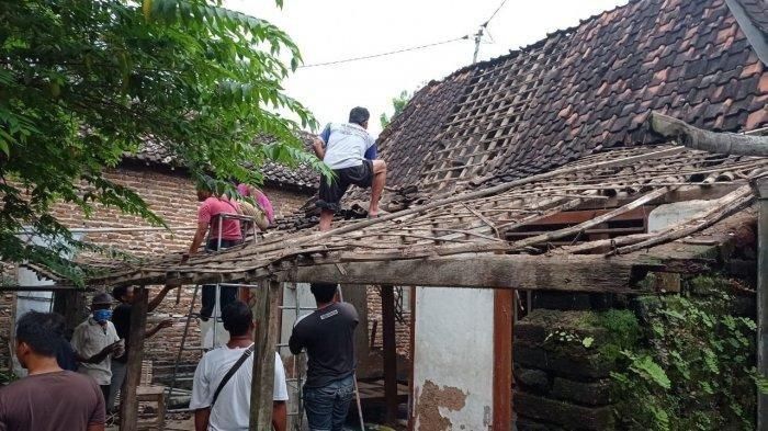 Ada cerita menarik saat gempa mengguncang Malang kemarin. Salah satunya, kisah heroik ibu di Ponorogo yang selamatkan dua anaknya. Begini kisahnya.
