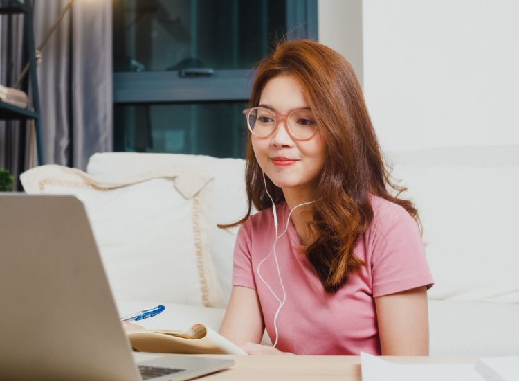 Membagi waktu antara pekerjaan dan keluarga memang hal sulit bagi Mompreneur, untuk mengatasinya kamu bisa coba beberapa tips berikut ini. 