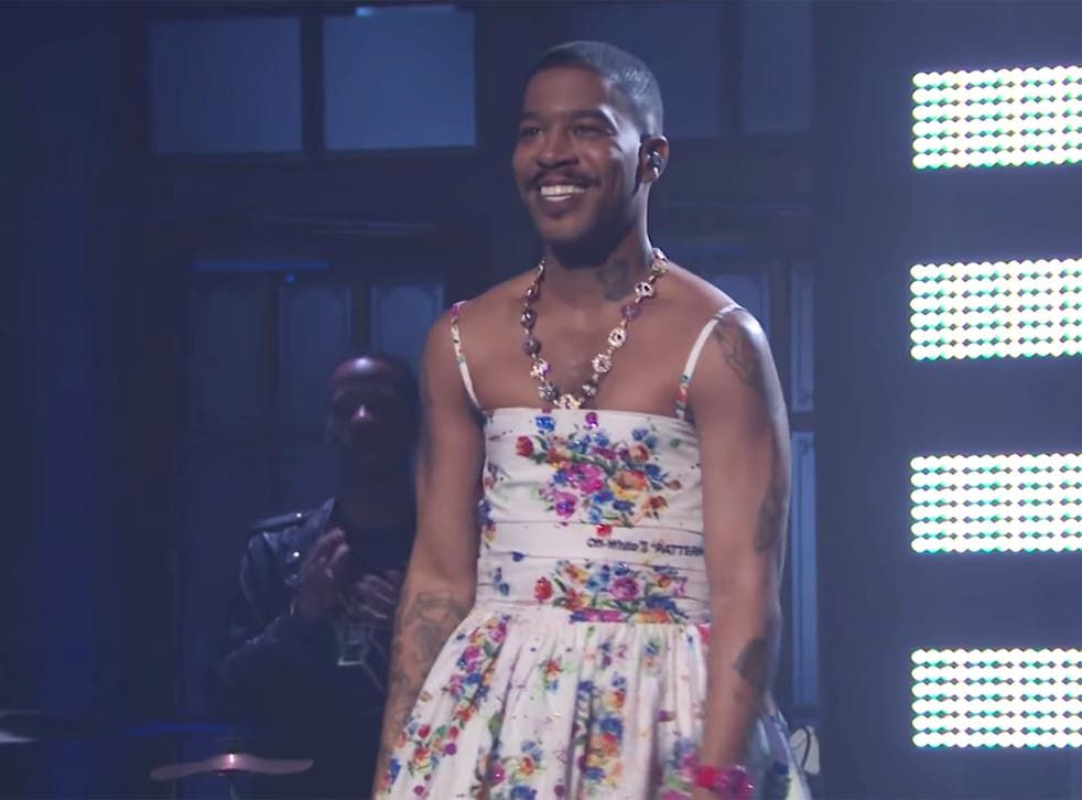 Kid Cudi mengenakan gaun bertema floral sebagai penghormatan untuk Kurt Cobain. Kudi memperlihatkan konsep maskulinitas merupakan konstruksi sosial. 