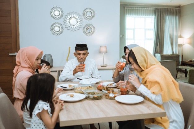 Pemerintah mengizinkan masyarakat untuk mengadakan buka puasa bersama selama bulan Ramadhan asalkan tetap mematuhi dan mengikuti aturan berikut ini. 
