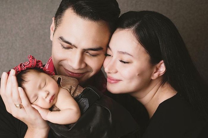 Lidah bayinya kerap memutih karena sisa-sisa minum ASI, begini cara Asmirandah membersihkan lidah bayinya agar tidak menjadi sarang bakteri...