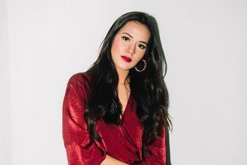 Penyanyi Raisa Andriana rela hentikan proses syutingnya demi nonton Indonesia di laga final Thomas Cup 2020. Ia pun nonton Thomas Cup bersama timnya.