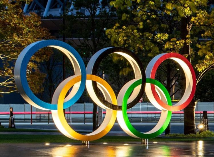Pertama kali dalam sejarah, jumlah atlet perempuan yang bertanding seimbang dengan jumlah atlet laki-laki pada Olimpiade. 