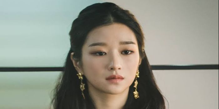 Larang Kim Jung Hyun lakoni adegan mesra, Seo Ye Ji dituding gaslighting lantaran tetap beradegan romantis demi dramanya sendiri.
