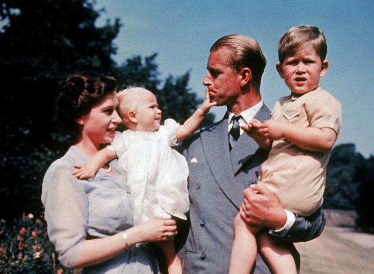 Kematian Pangeran Philip beberapa hari lalu membuat banyak orang mengenang kembali kehidupannya, termasuk membandingkan kisahnya dalam The Crown.