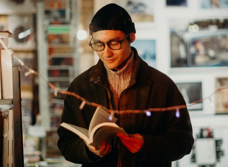 Melakukan PDKT atau pendekatan memang susah-susah gampang terlebih dengan pecinta buku, untuk mengatasinya berikut tips PDKT dengan pecinta buku.