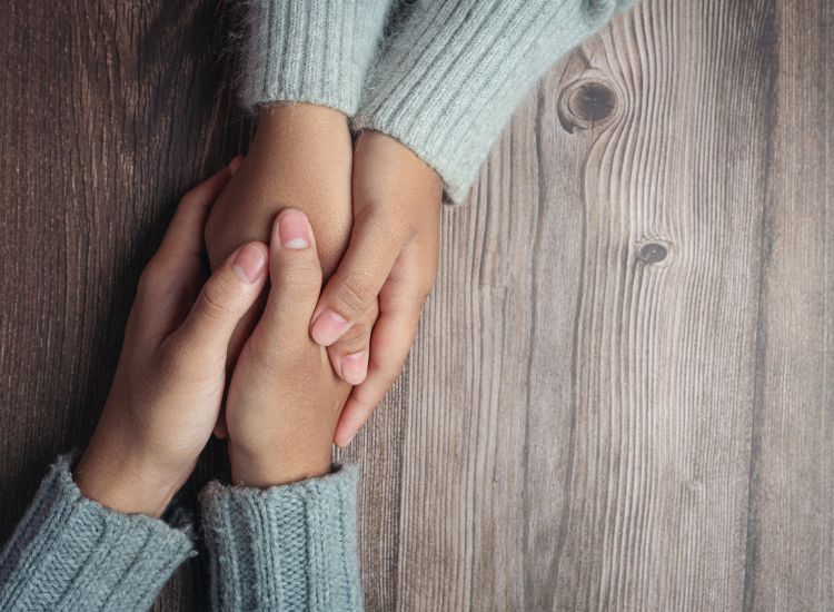 Ada baiknya kita mengajak berbicara teman kita yang menjadi korban self harm. Berikut hal-hal yang boleh dan tidak kita katakan kepada mereka.
