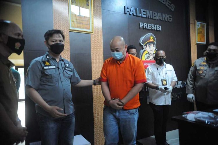 Polisi telah menetapkan pelaku penganiayaan terhadap perawat di Palembang sebagai tersangka dan terancam pidana dua tahun.