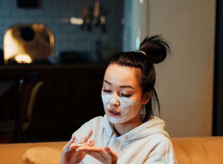 Ada beberapa produk perawatan wajah atau skincare yang sebenarnya tidak perlu kamu gunakan dan beli. Kamu bisa menghemat uangmu!