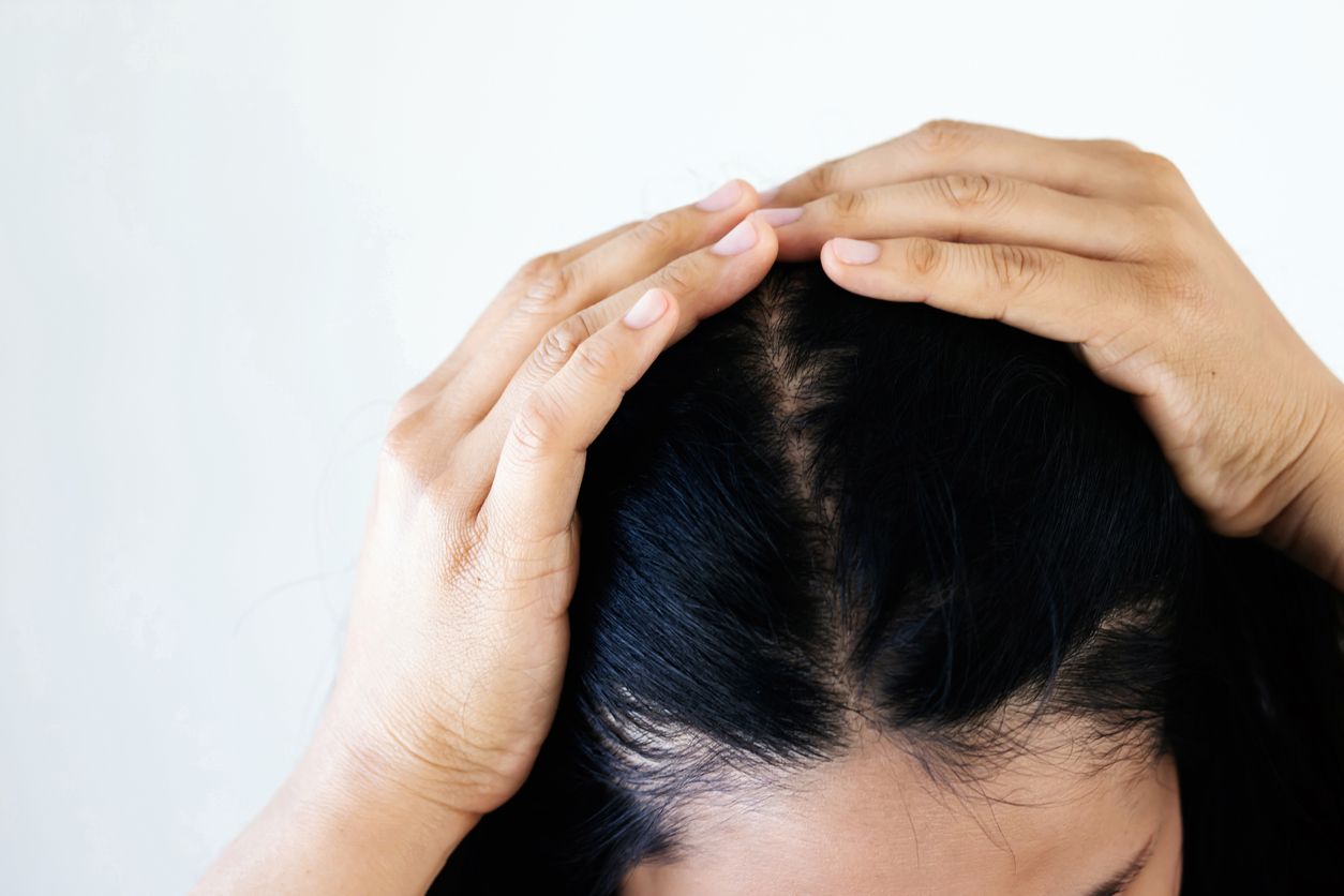 Memiliki rambut tipis tentu membutuhkan perawatan yang berbeda. Simak 5 kebiasaan yang sebaiknya dihindari dalam merawat rambut tipis.