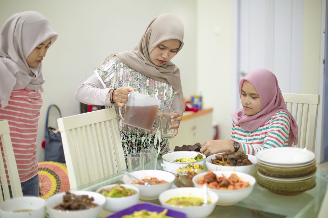 Kawan Puan, simak yuk cara mengatur konsumsi gula yang tepat saat buka puasa berikut! Biar enggak kebablasan.