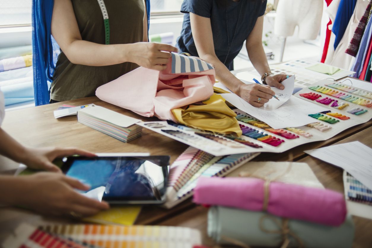 Industri fashion menyumbang empat persen emisi karbon dunia. Ini yang bisa dilakukan para pelaku usaha fashion untuk menyelamatkan lingkungan.
