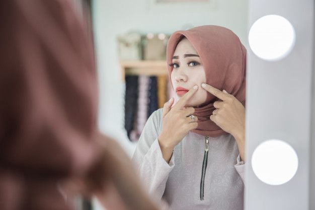 Memiliki kulit berminyak memang harus berhati-hati dalam memilih makanan. Yuk, cari tahu makanan apa saja yang sebaiknya dihindari!