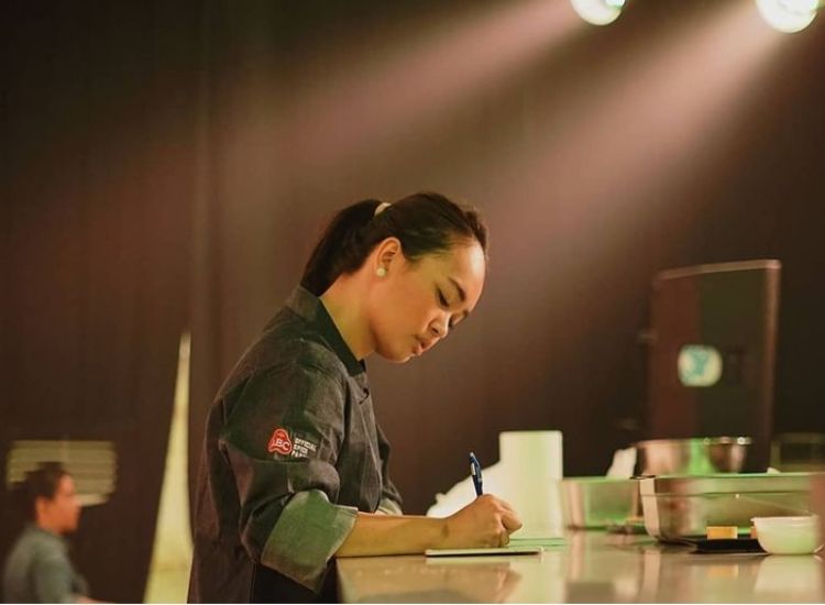 Perjalanan chef Kim Pangestu untuk meraih mimpinya menjadi seorang pastry chef penuh dengan lika-liku dan penjuangan.