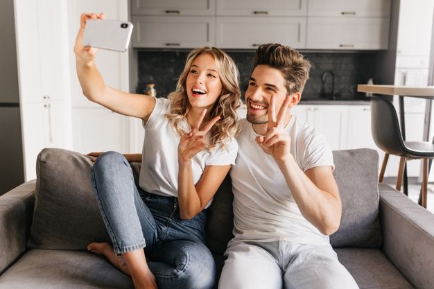 Narsis bareng pasangan pertanda hubungan yang tidak bahagia, lo. Yuk, cari tahu tips bahagia dalam berhubungan tanpa umbar kemesraan!