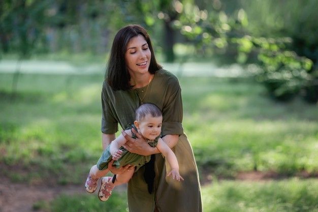 Becanda  dengan bayi berisiko mencedarinya, lho. Seperti mengayunkan bayi ini, kok bisa? Ketahui begini risikonya!
