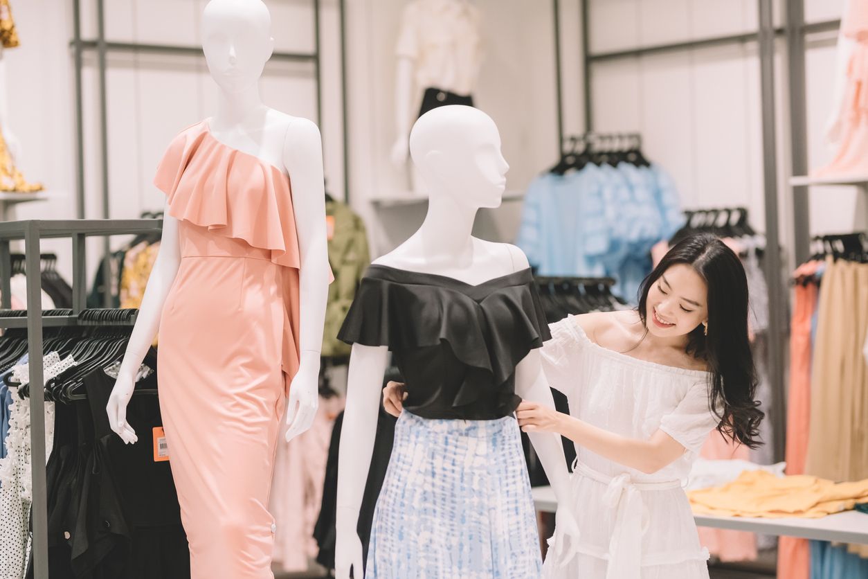 Kawan Puan, ternyata ada beberapa aturan fashion yang tidak perlu kita ikuti. Nah, ini 5 aturan fashion yang cenderung Body shamming...