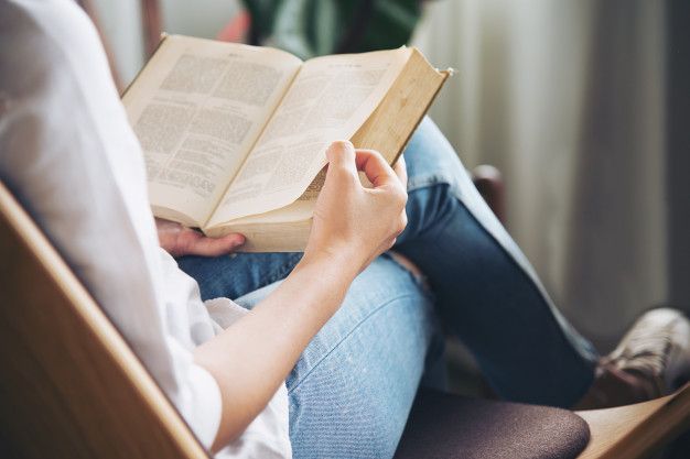 Masih suka mengoleksi buku seperti novel bahkan komik? Jika iya, jaga dan rawat buku dengan 4 cara berikut ini, yuk!