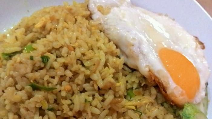 Tanpa kita sadari mengonsumsi nasi goreng terlalu banyak dapat menyebakan masalah pada pencernaan. Selain itu pengolahan yang salah dapat memperburuk.
