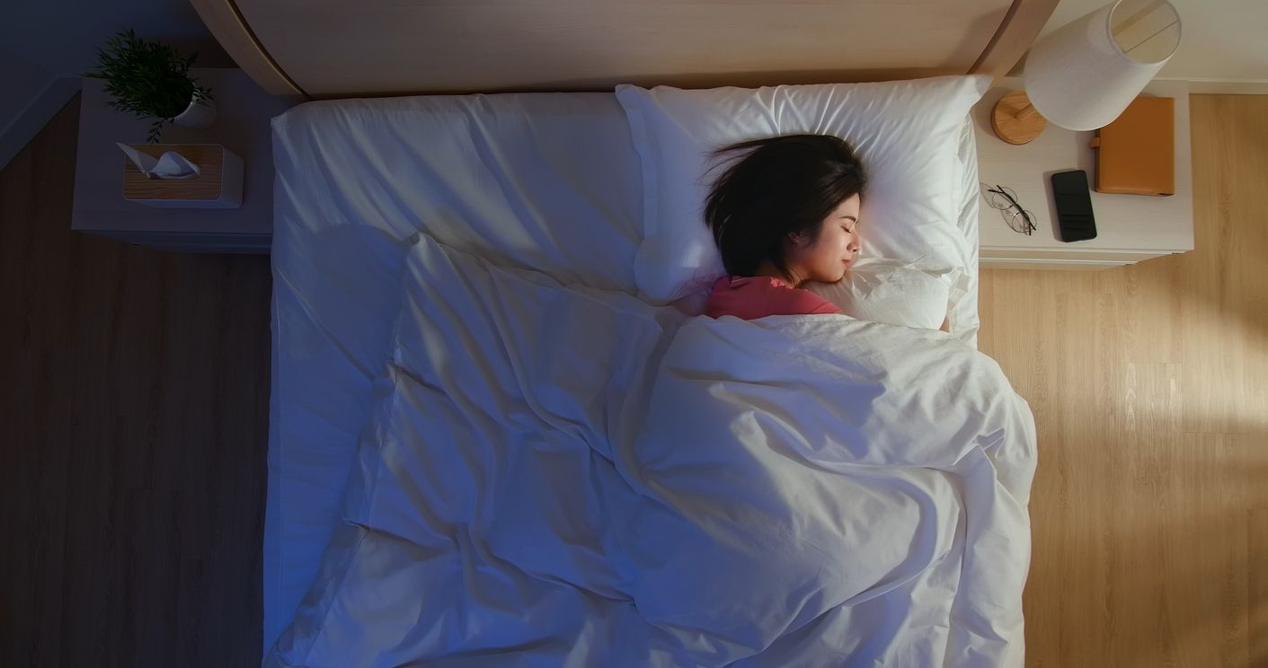Banyak yang merasa tidur dengan TV menyala sangat membantu agar lebih nyenyak. Namun, para ahli setuju bahwa itu bukan ide yang bagus. Ini alasannya.