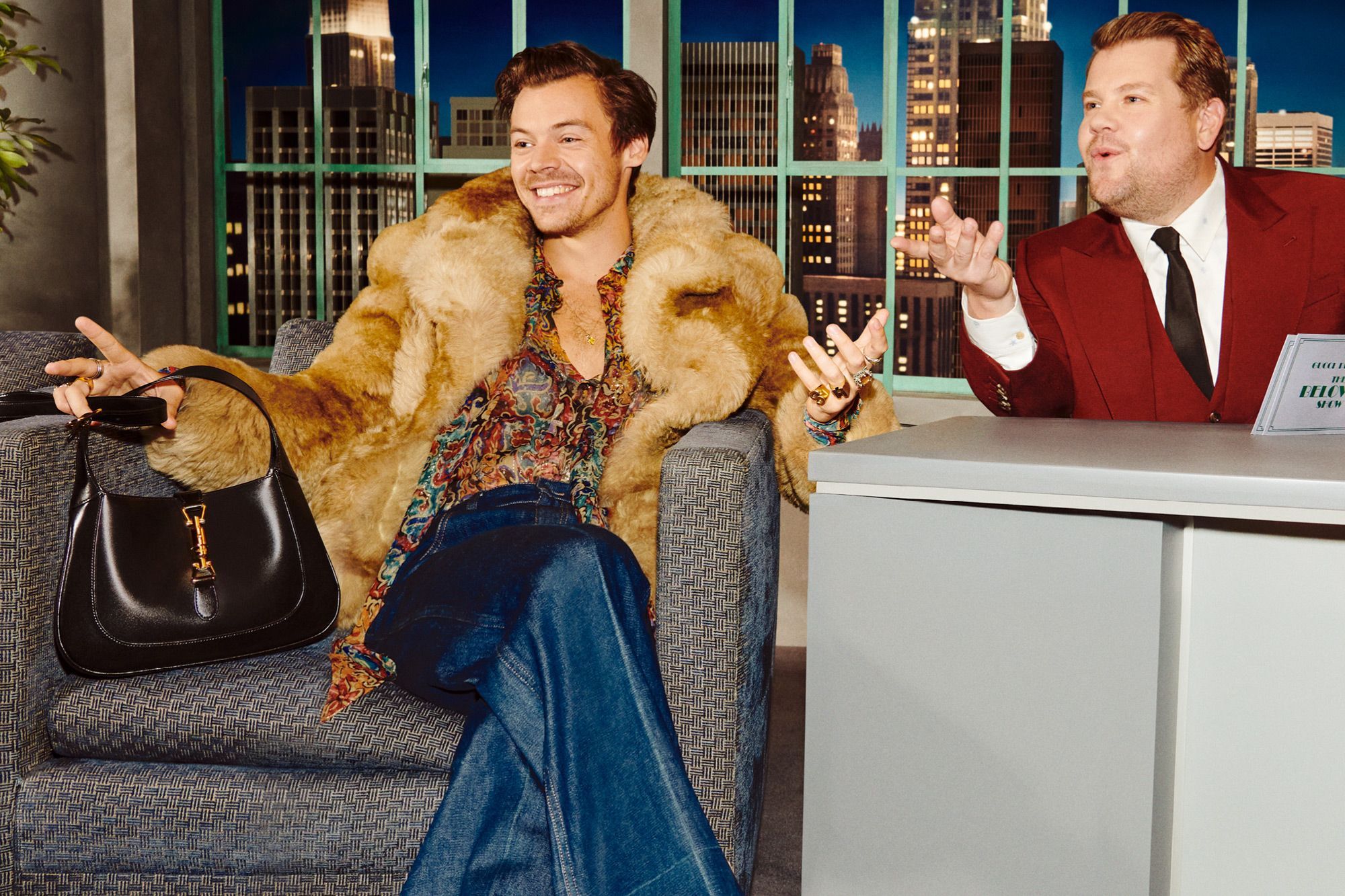 Brand high fashion ternama, Gucci, baru saja merilis campaign terbarunya. Kali ini mereka mengajak Harry Styles dan James Corden.