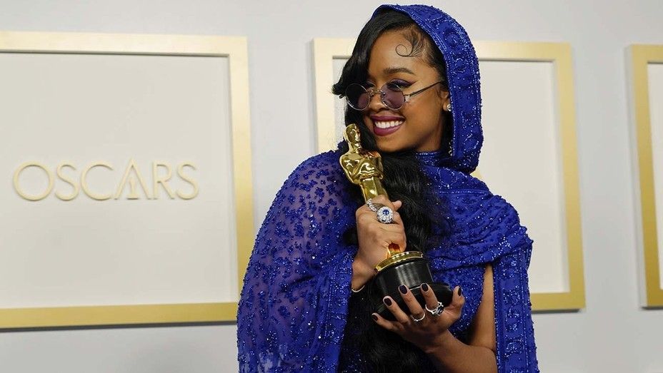 Penyanyi perempuan kulit hitam asal Amerika Serika, H.E.R.,  berhasil memenangkan ajang penghargaan film Academy Awards 2021 untuk Best Original Song