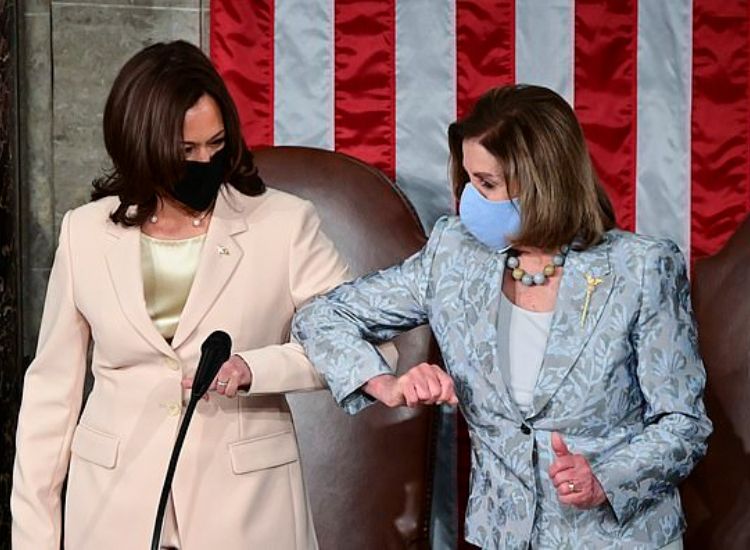Kamala Harris dan Nancy Pelosi membuat sejarah baru dengan menjadi dua perempuan pertama yang memimpin Kongres Amerika Serikat.