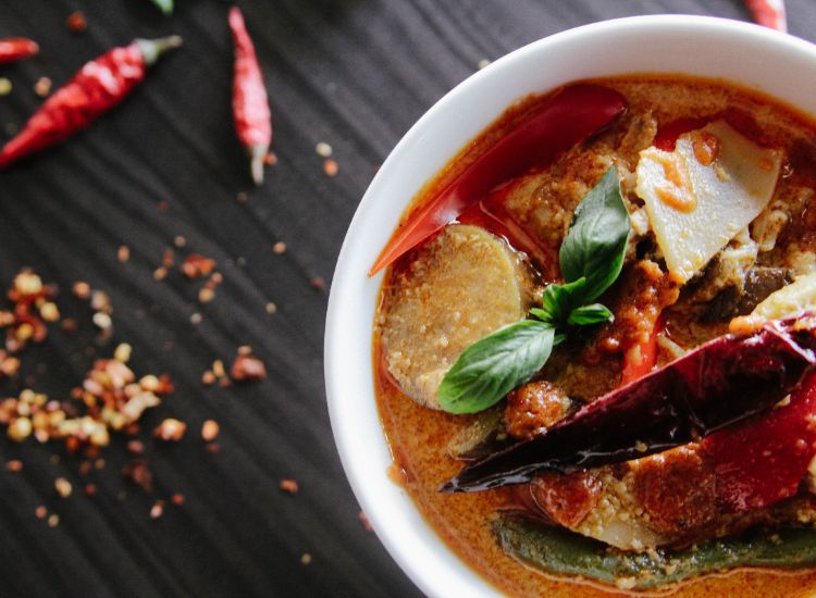 Tak sedikit orang yang suka menyantap makanan pedas kapan saja, termasuk ketika buka puasa. Ketahui ini efek sampingnya.