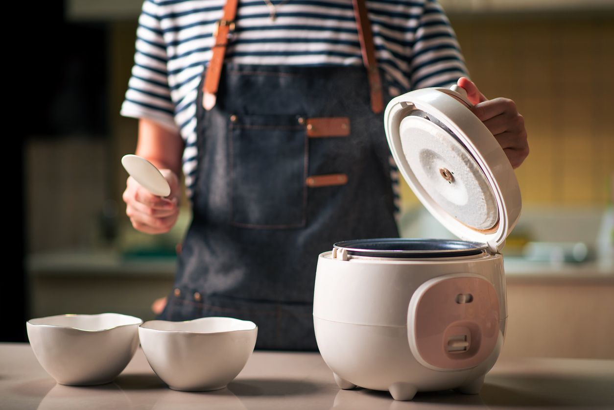 Jangan salah, empat hal ini bisa jadi penyebab bau tak sedap di rice cooker. Apa saja penyebabnya? Simak!