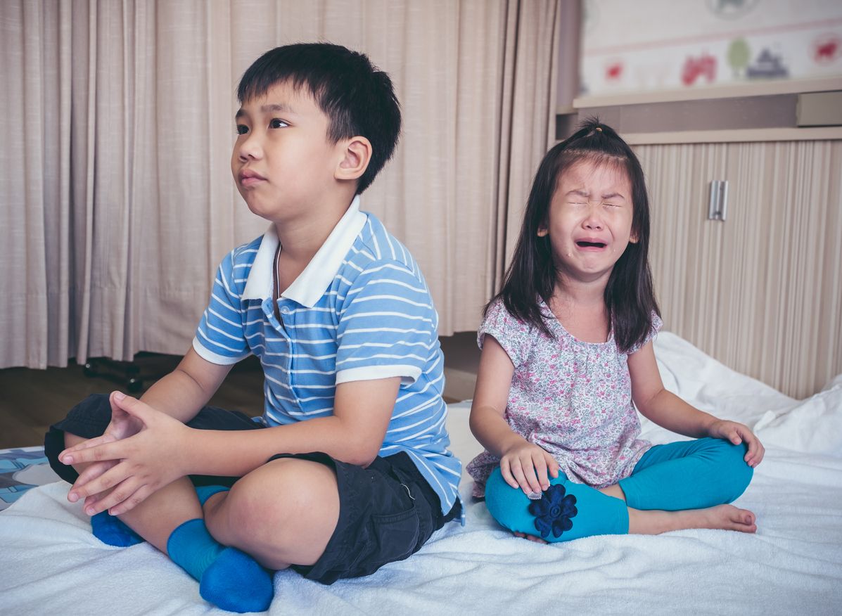 Melihat anak sering bertengkar memang buat para orang tua gundah. Untuk mengatasi hal itu, yuk coba lakukan hal-hal berikut ini, Kawan Puan!