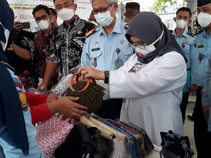 PARAPUAN berkesempatan untuk mengunjungi Lapas Wanita Kelas II A,  Tangerang. Salah satu yang menarik  adalah hasil kerajinan para napi. 