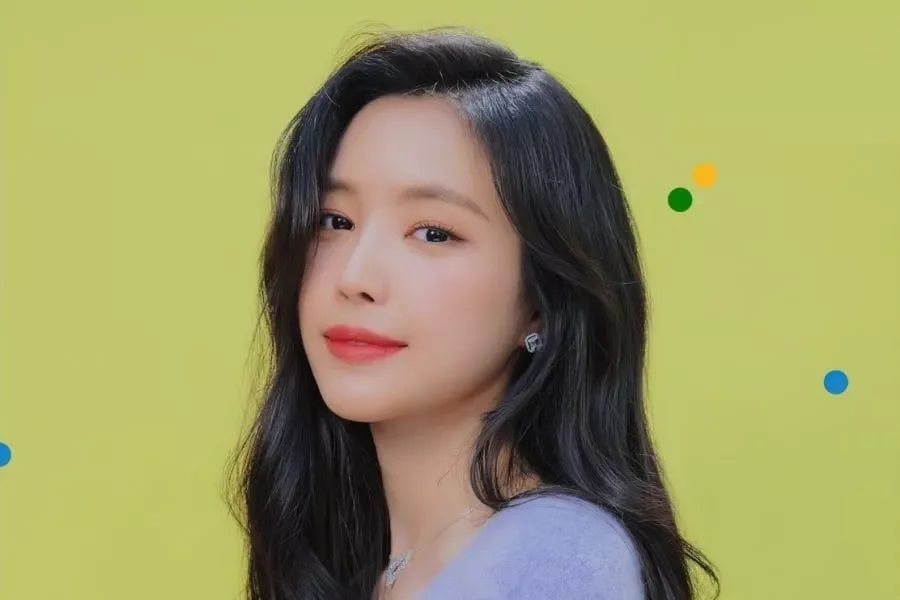 Son Naeun Apink tidak akan memperpanjang kontraknya dengan Play M Entertainment.  Sabtu (1/5/2021), ia membagikan surat perpisahan di Instagramnya. 