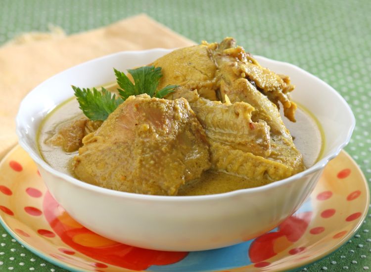 Opor ayam adalah hidangan berkuah santan yang nikmat dimakan bersama nasi. Yuk, coba tips memasak mudah opor ayam sederhana dan tidak cepat basi ini.