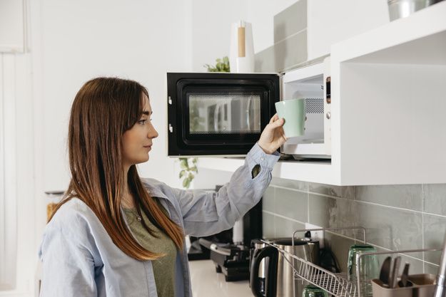 Tak perlu bingung, cuka dan ekstrak vanila ternyata bisa dimanfaatkan untuk membersihkan microwave, begini caranya.
