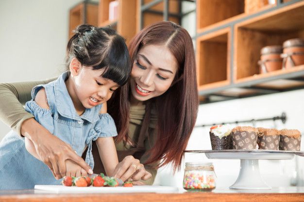 Ada fase di mana anak-anak suka pilih-pilih makan dan sering membuat orang tua khawatir. Yuk, ikuti tips ini supaya asupan nutrisi anak seimbang!