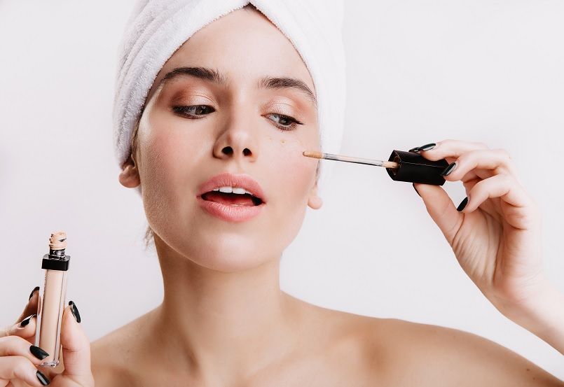 Memiliki kulit berminyak kerap membuat concealer tidak menempel dengan sempurna. Coba rekomendasi concealer ini untuk kulit berminyak.