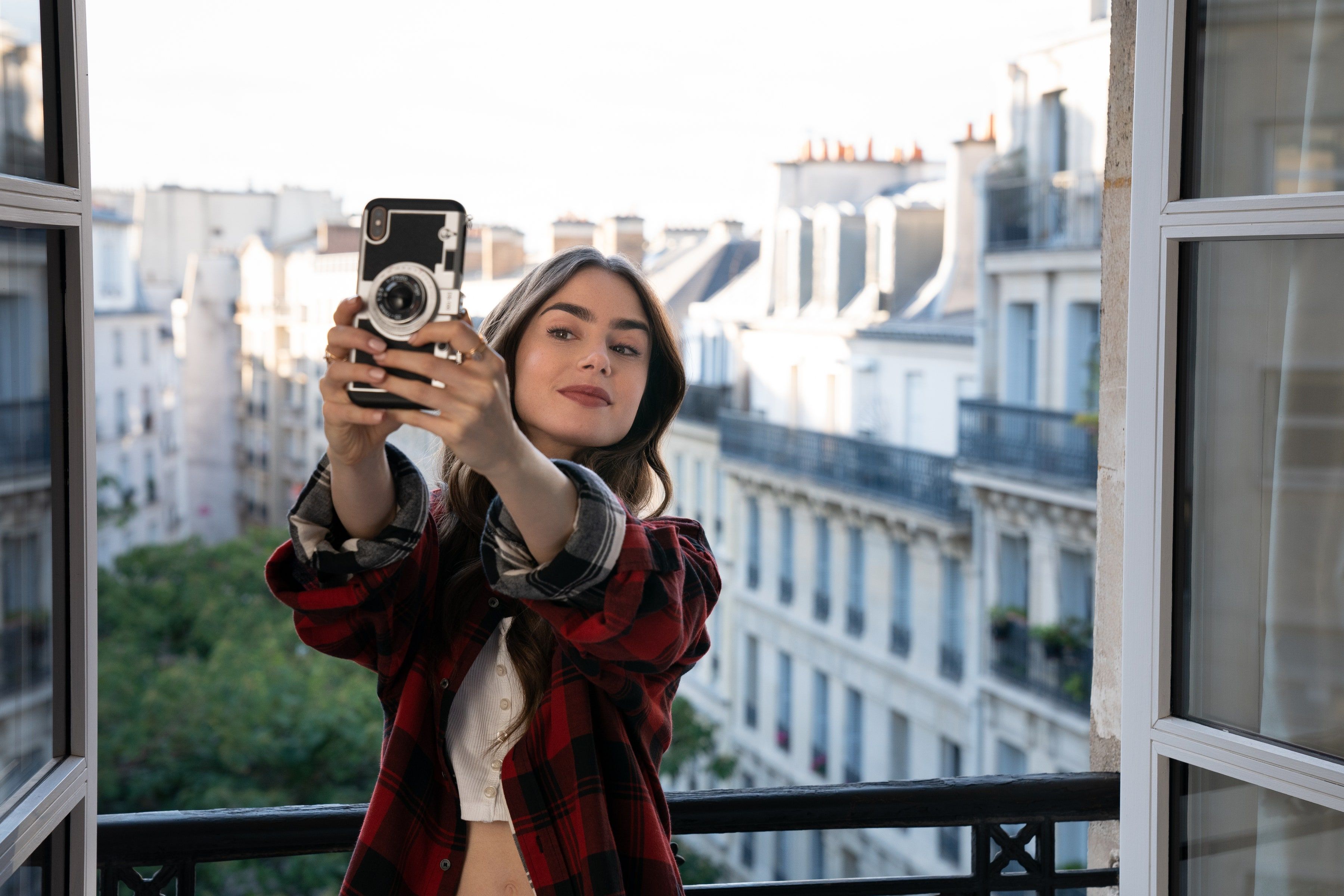 Kabar baik bagi Kawan Puan yang mengikuti kisah Emily in Paris. Sebab, serial ini sedang dalam masa produksi untuk musim keduanya, lho!