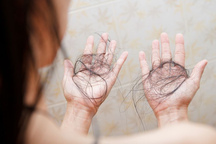 Rambut rontok dapat disebabkan oleh beberapa faktor, salah satunya kekurangan vitamin D. Berikut penjelasan dari ahlinya.