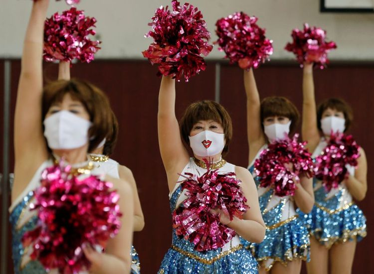 Japan Pom Pom, sebuah grup cheerleader yang beranggotakan nenek-nenek yang penuh semangat dan energik.