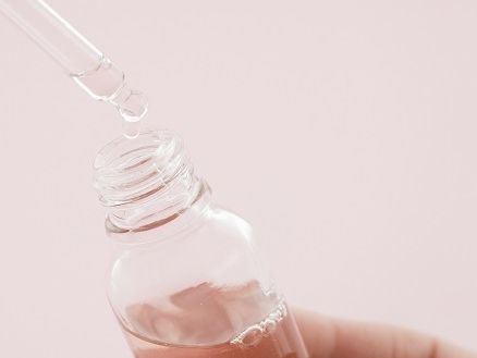Kandungan niacinamide banyak ditemukan dalam produk perawatan wajah. Namun berapakah kadar persentase penggunaan niacinamide yang aman untuk kulit? Ini kata ahlinya.