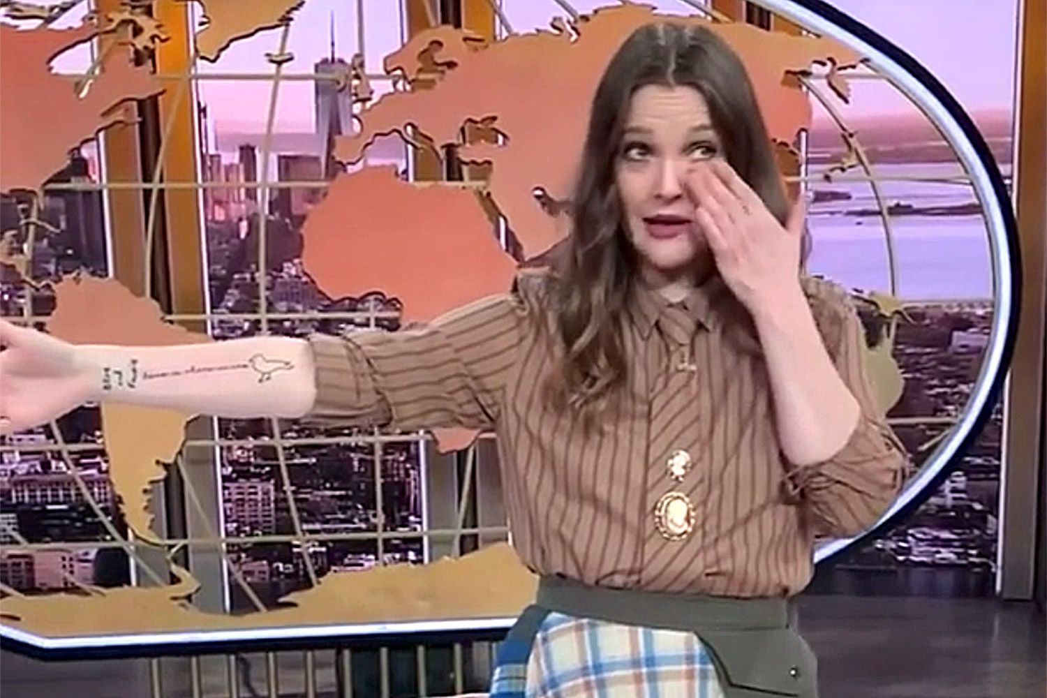 Aktris berbakat asal Amerika Serikat, Drew Barrymore, dengan bangga memamerkan tato terbaru yang dipersembahkan untuk kedua anak perempuannya