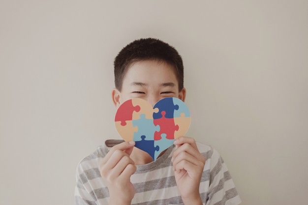 Mendisiplinkan anak autis memang perlu strategi jitu agar tidak menyakiti fisik dan psikisnya. Simak strategi bijak mendisiplinkan anak autis ini!