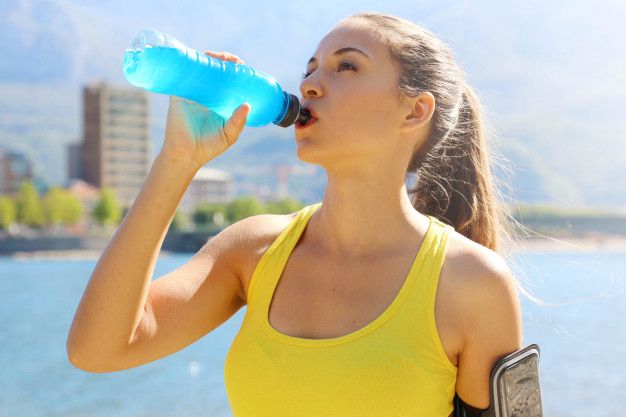 Minuman elektrolit ternyata lebih baik dikonsumsi daripada air murni setelah berolahraga, lho. Yuk, simak manfaat mengonsumsi elektrolit ini!