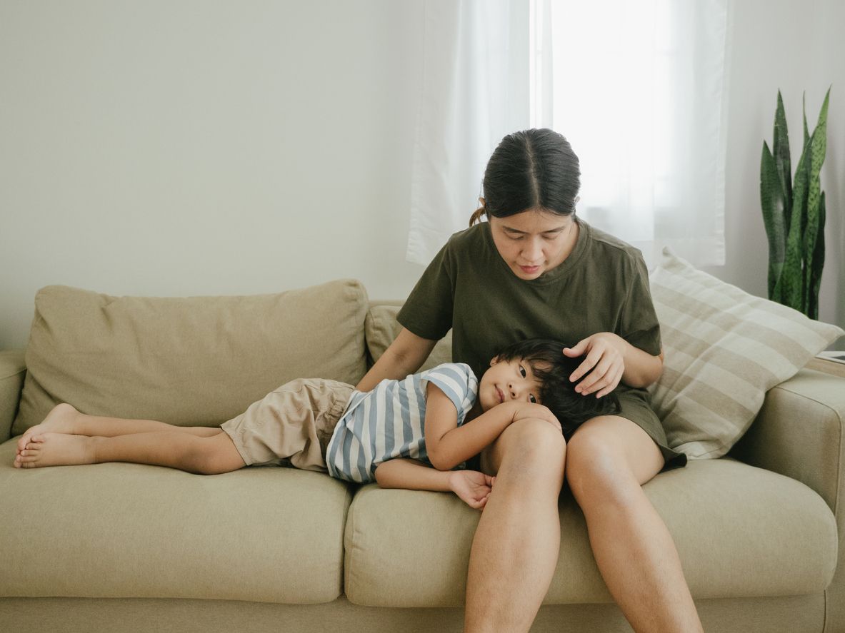 Kawan Puan, kebiasaan tidur anak dan orang tua bisa pengaruhi perkembangan mereka lo. Oleh karena itu, melatih anak tidur sendiri penting dilakukan!