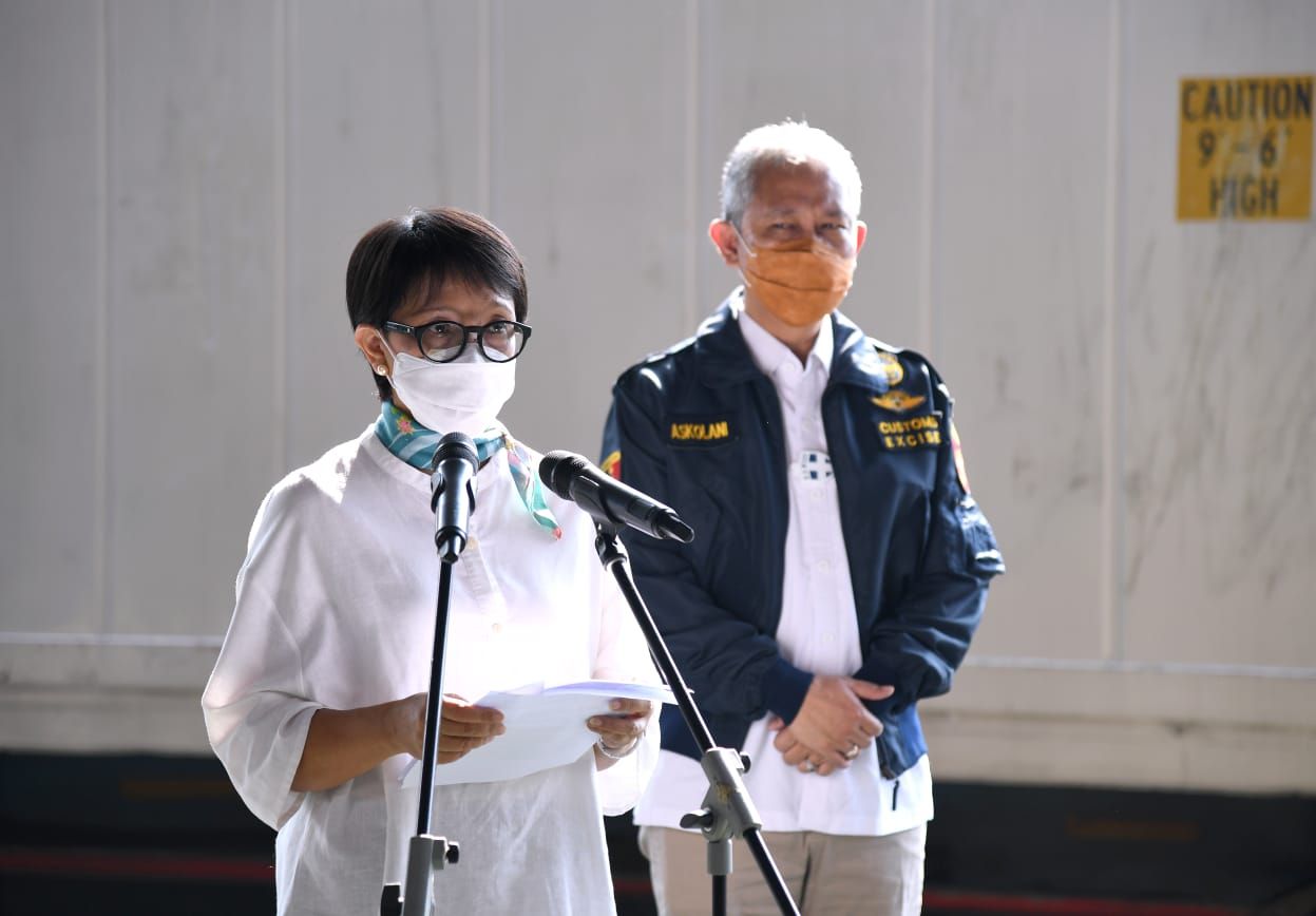 1,3 juta dosis vaksin AstraZeneca tiba di Indonesia. Meski sudah divaksin, namun masyarakat diimbau untuk tetap mematuhi protokol kesehatan.